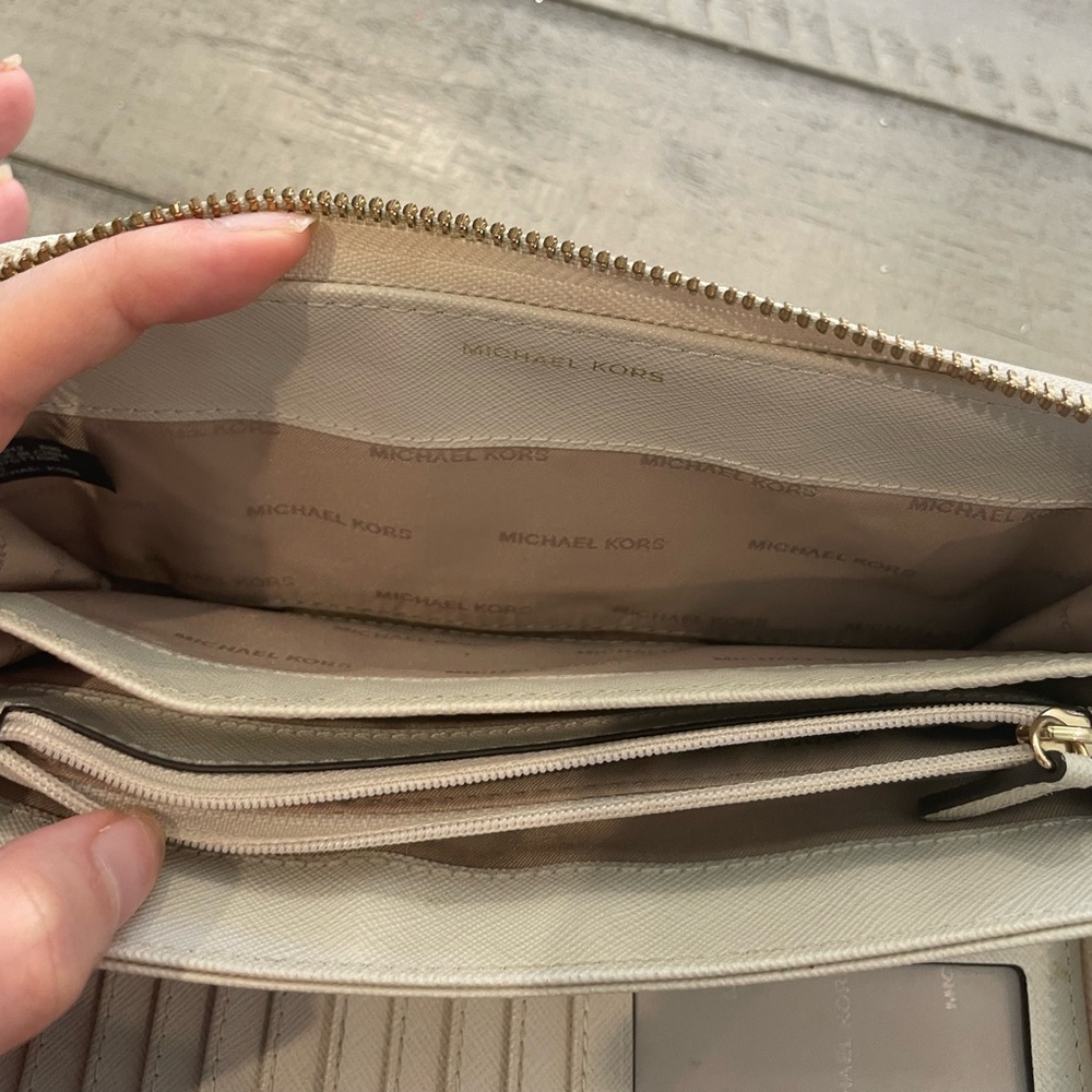 Michael Kors White Monogram wallet wristlet - Picture 8 of 9
